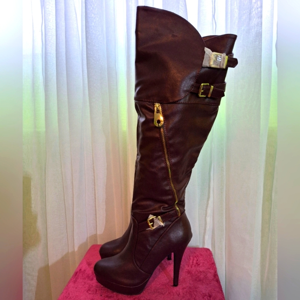 NWOT! Bamboo, Knee high, wine red, soft fur lined, stiletto boot, size 7 us